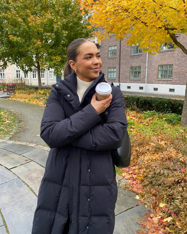 Brando: Favoritt vinterkåpa! 🤩 Nita jakke inneholder 70% dun og har god lengde. Med denne kan du være sikker på at du holder deg