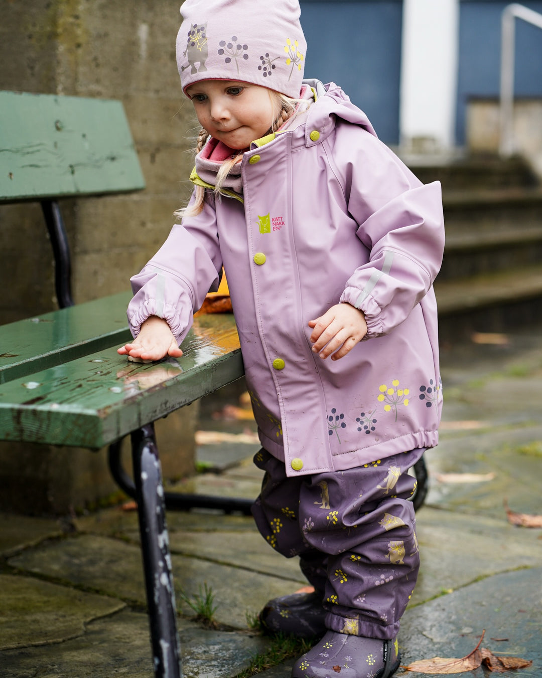 Brando Kids: Plask regnsett fra Kattnakken!☔️

Dette settet har alt og mer til!👏🏻 Jakke og bukse i PU kvalitet med børstet innside. D