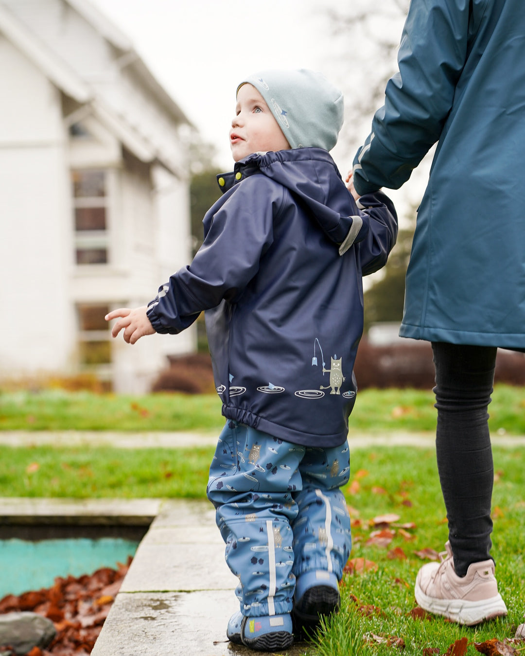 Brando Kids: Plask regnsett fra Kattnakken!☔️

Dette settet har alt og mer til!👏🏻 Jakke og bukse i PU kvalitet med børstet innside. D