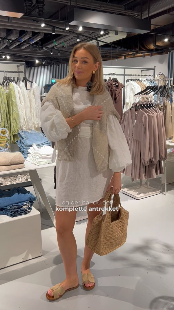 Brando: Maria styler opp antrekket sitt🤍✨

#grwm #trending #brandono #helenestudios
