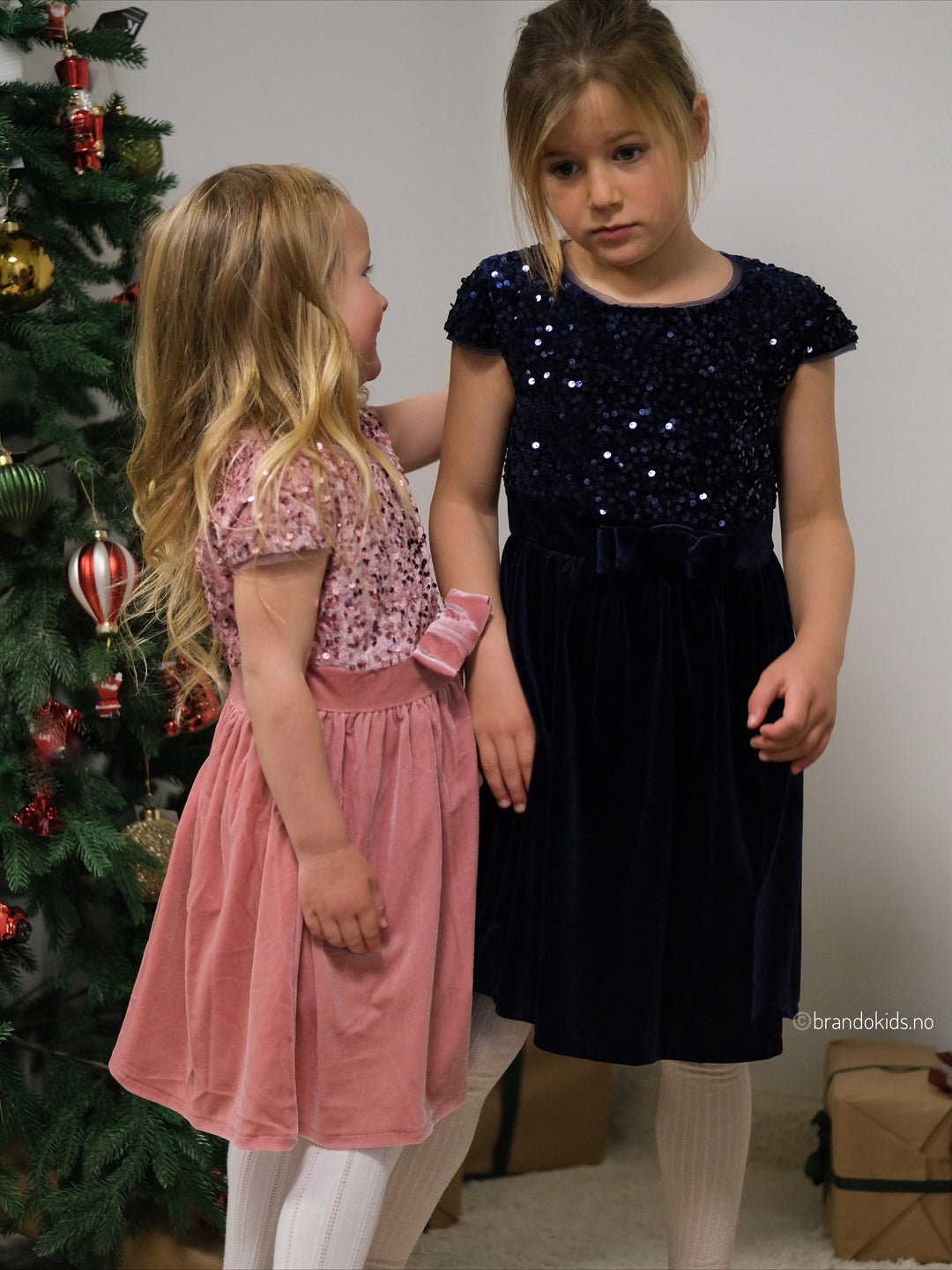 Brando Kids: Nydelig kjole med paljetter og velour!🥰 Denne har vi i rosa og blå fra str.86-152
.
@mariabachmann92