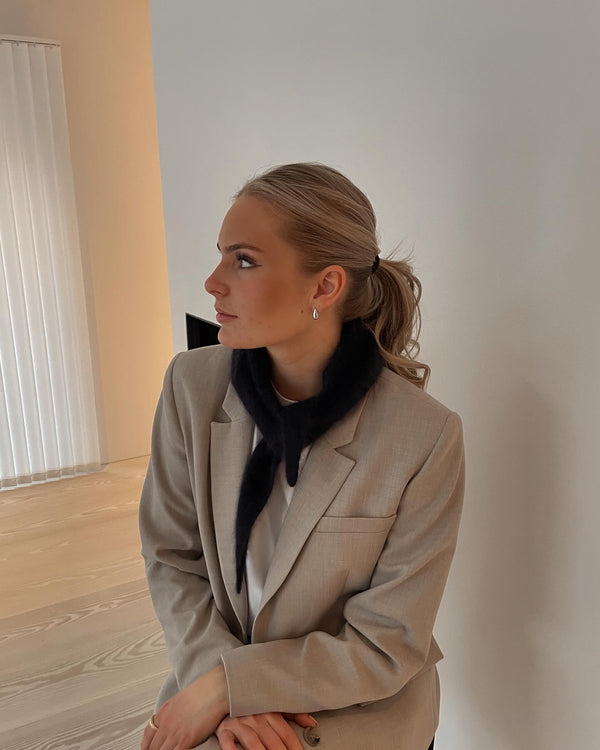 Brando: Paula trekantet skjerf fra Six Ames setter prikken over i-en på antrekket. Her i fargen night sky ✨ Perfekt nå og til vå