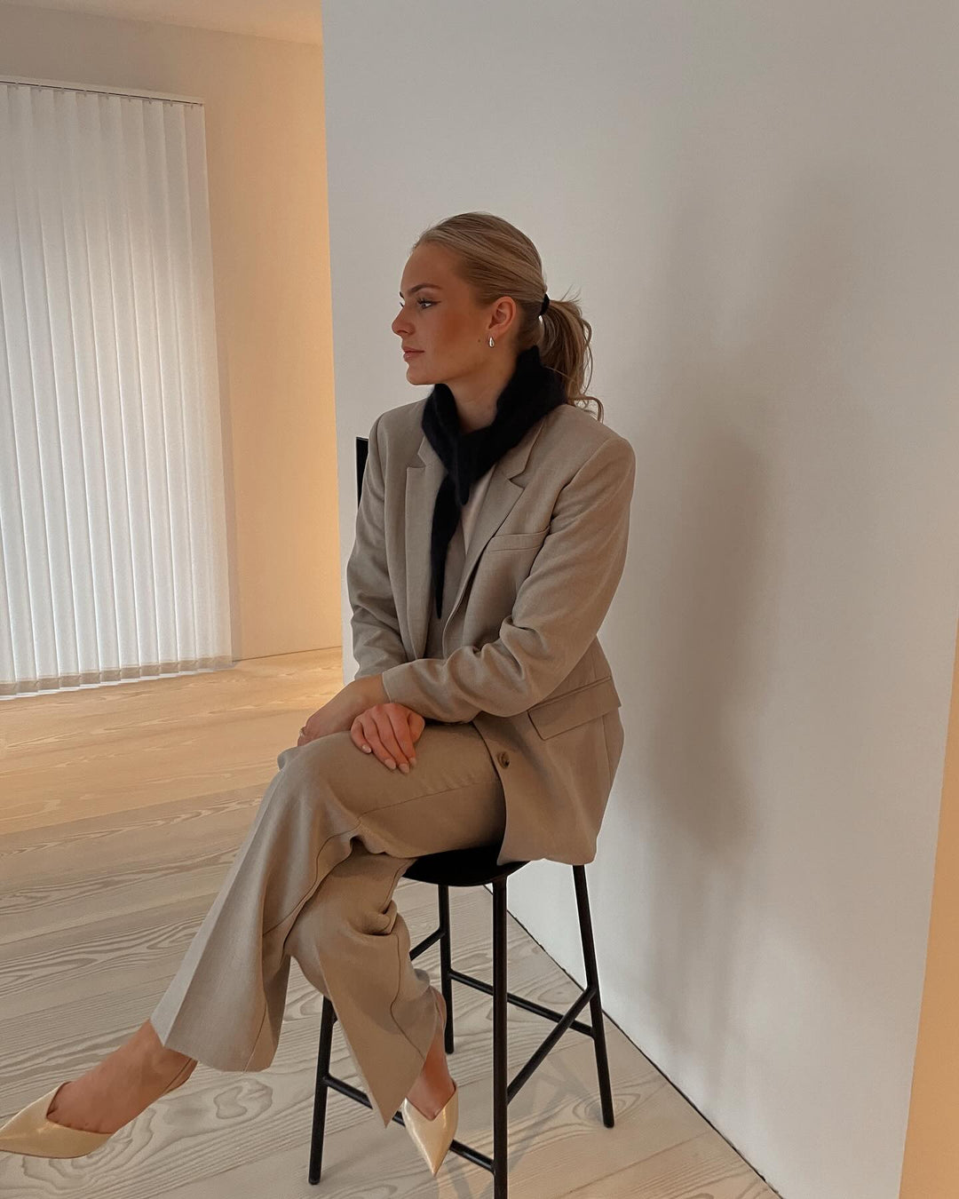 Brando: Paula trekantet skjerf fra Six Ames setter prikken over i-en på antrekket. Her i fargen night sky ✨ Perfekt nå og til vå