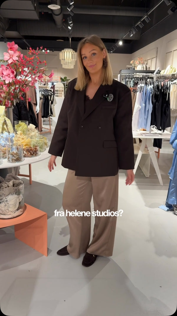 Brando: Maria viser frem den nye kjolen fra Helene Studios Allegra✨🤎

#helenestudios #trending #newin #dress