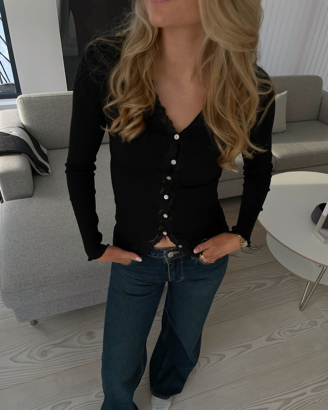 Brando: Nyhet fra Rosemunde🖤

Babette lace cardigan kommer i sort og hvit, og er laget med 70% silke og 30% bomull 💫