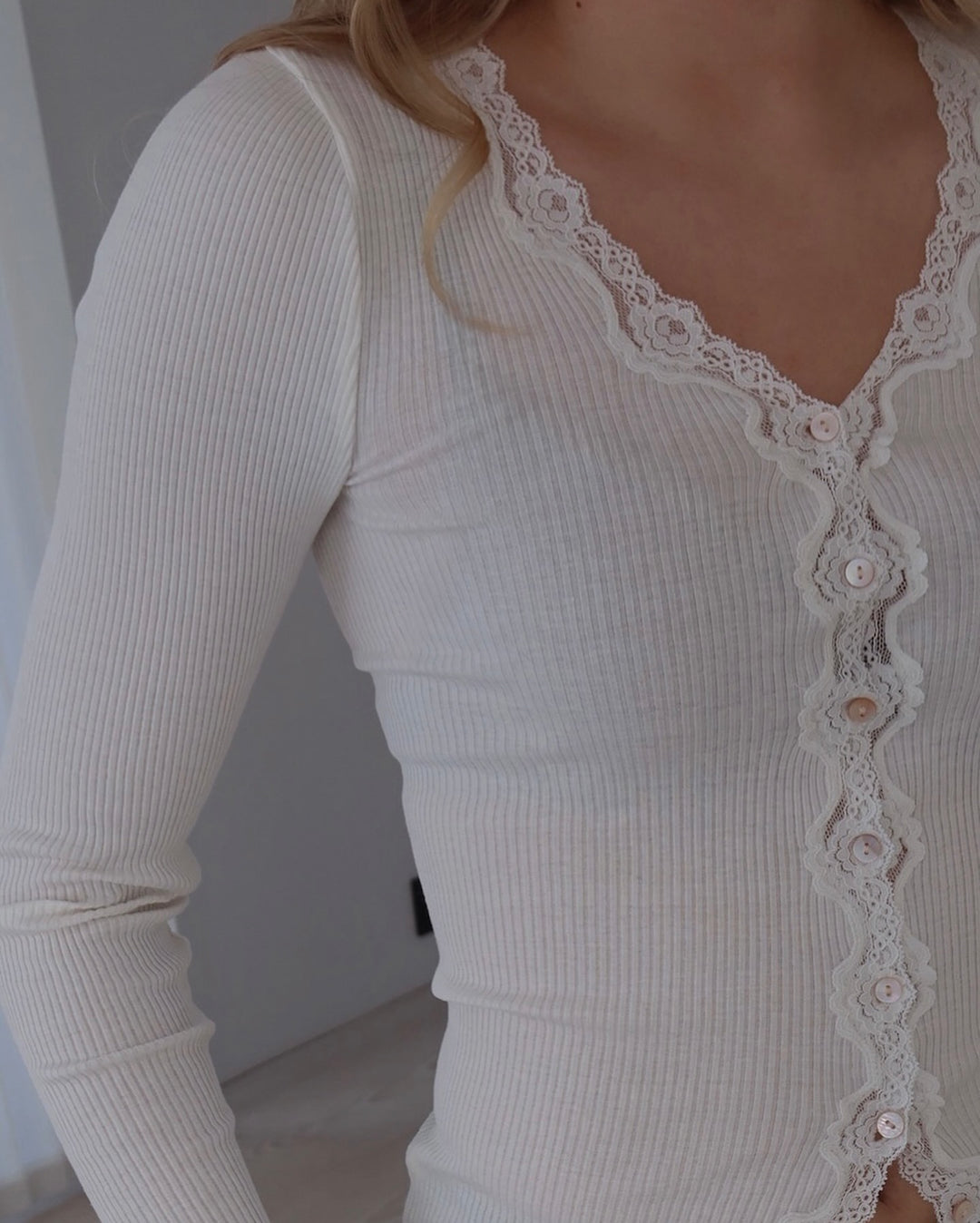 Brando: Nyhet fra Rosemunde🖤

Babette lace cardigan kommer i sort og hvit, og er laget med 70% silke og 30% bomull 💫