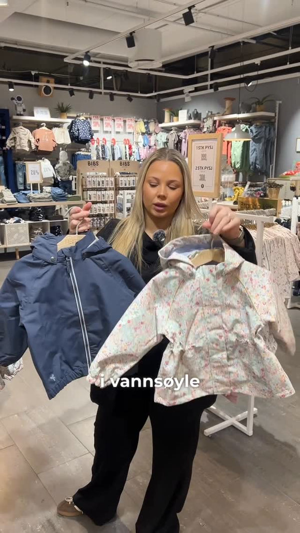 Brando Kids: Mina viser tre trendy vårjakker!🤍🌱☀️ @brando.no