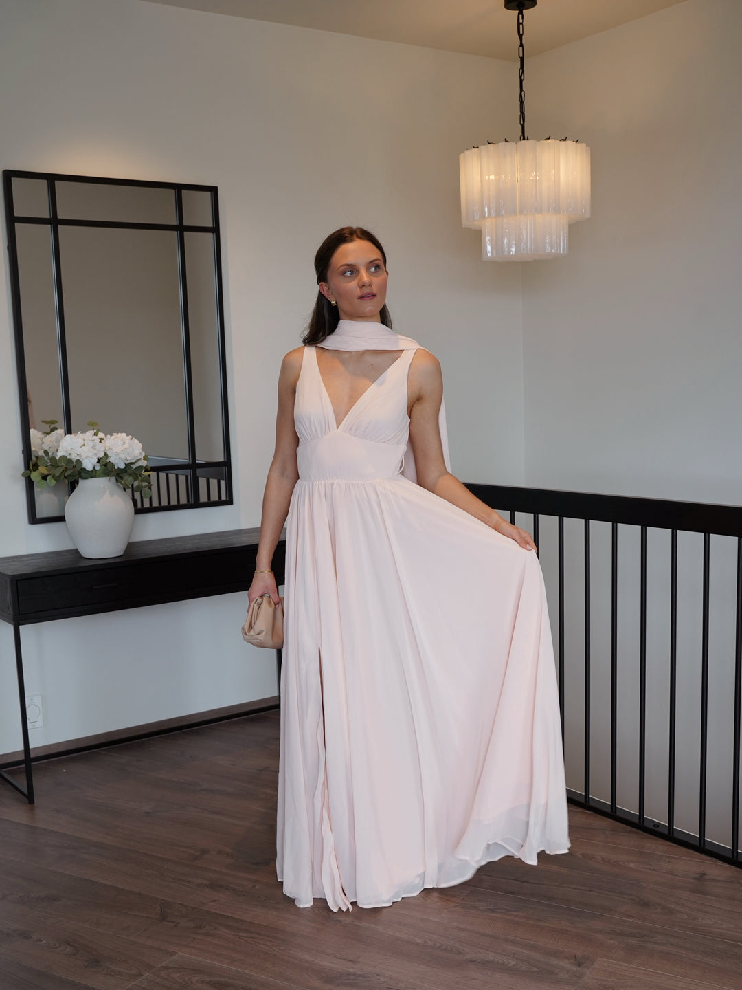 Brando: Feeling like a princess💗

Alisa kjole får deg til å bli prinsessen på festen✨

#golightly #weddingguest #maidofhonour #