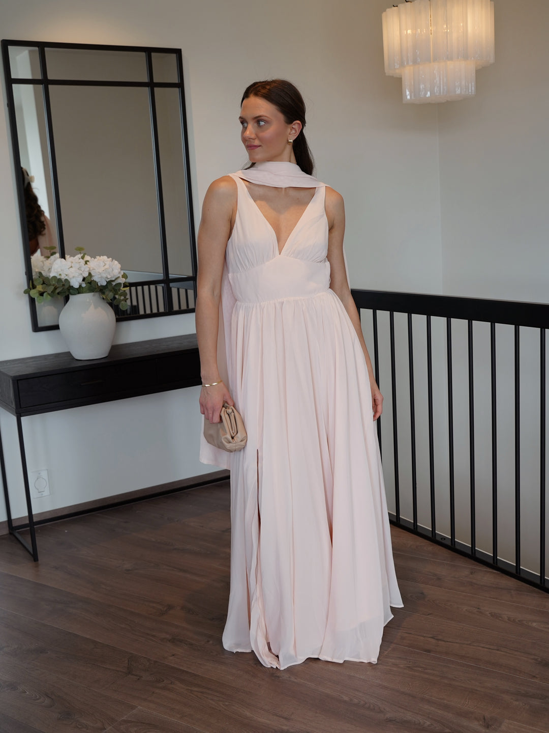 Brando: Feeling like a princess💗

Alisa kjole får deg til å bli prinsessen på festen✨

#golightly #weddingguest #maidofhonour #