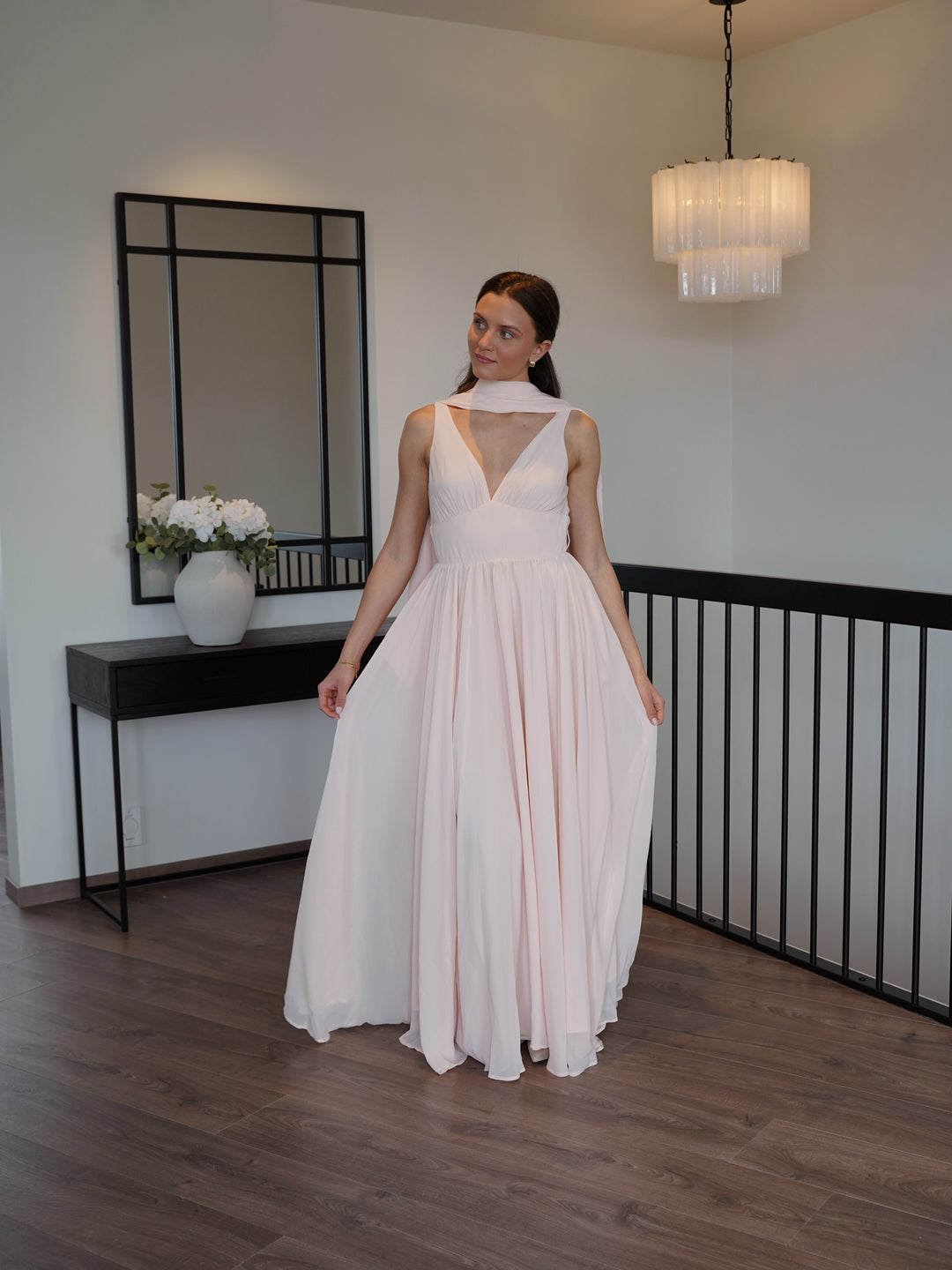 Brando: Feeling like a princess💗

Alisa kjole får deg til å bli prinsessen på festen✨

#golightly #weddingguest #maidofhonour #