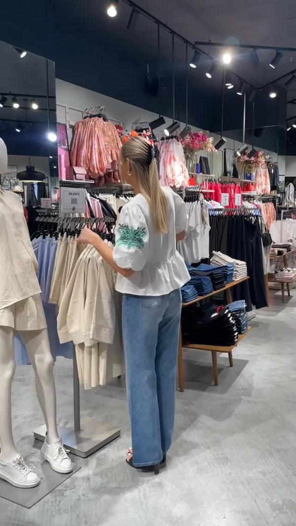 Brando: Maria viser vår nyeste Brooke-jeans 🤍👖
