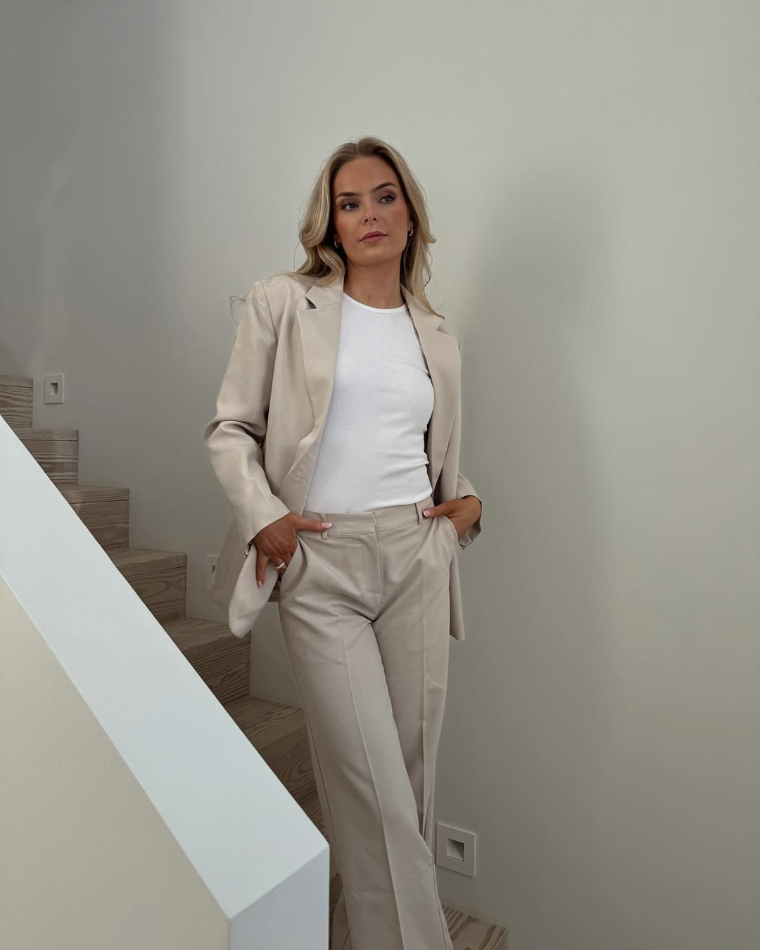 Brando: Nydelig sett fra Helene Studios i den perfekte lys beige fargen du trenger i vår og sommer! Blazer med matchende skjørt 