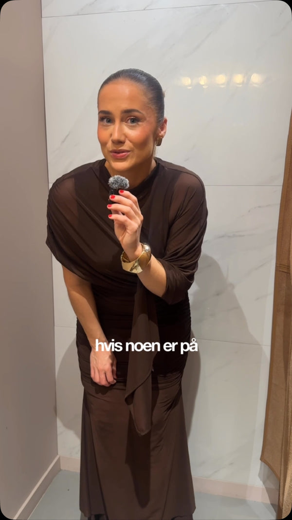 Brando: Viser litt detaljer på Allegra kjole🤎
