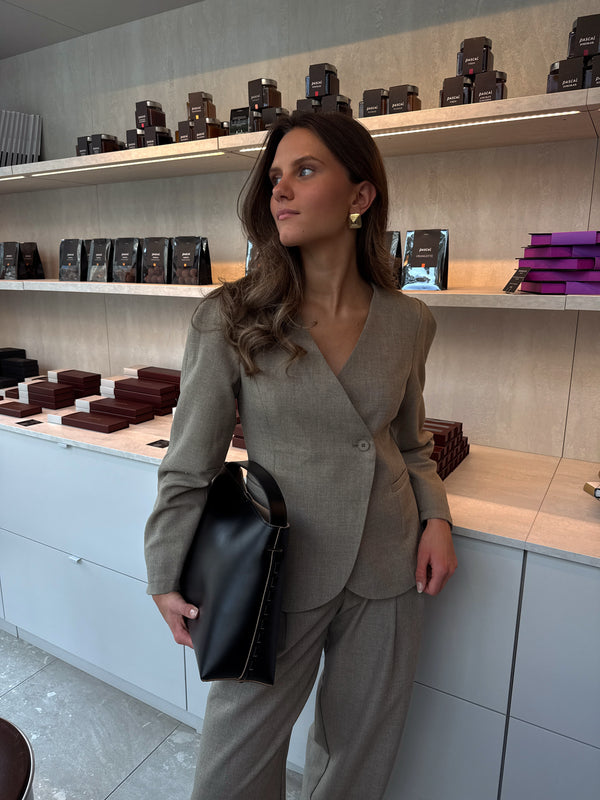 Brando: Suit up🍂🤍💻

Diane blazer og Viole bukse fra MbyM🤍

#mbym #suitup #trending #brandono