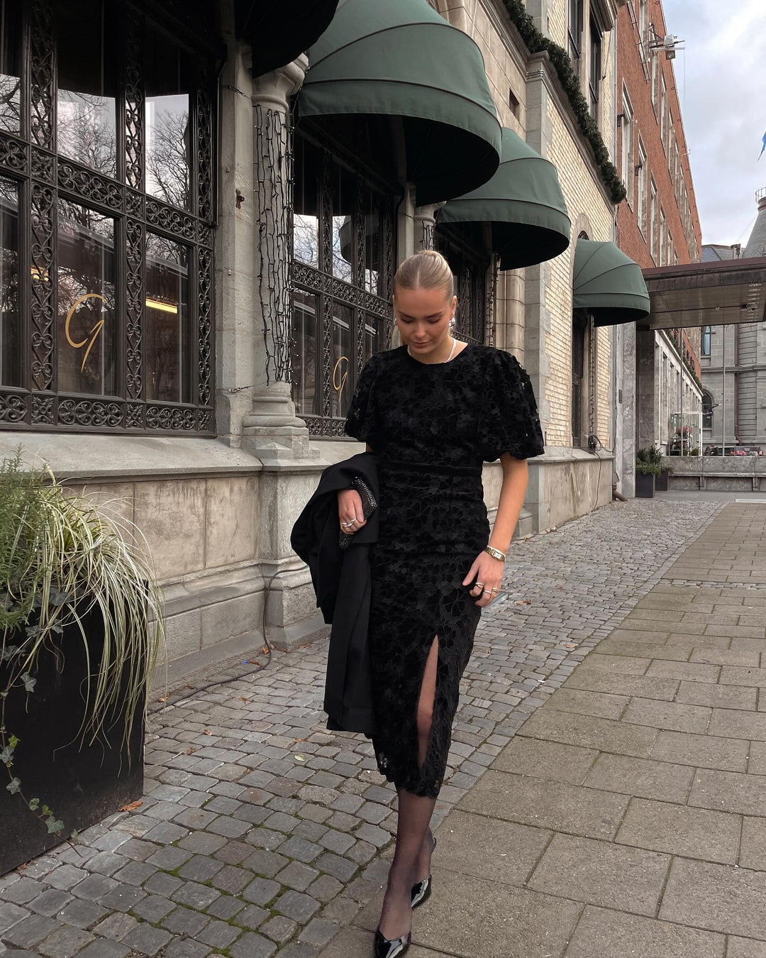 Brando: Eleganse i sort ✨ #BlackDetails 

Vi elsker denne kjolen fra Helene Studios. Med nydelige detaljer og åpen rygg 🫶🏻 Visst
