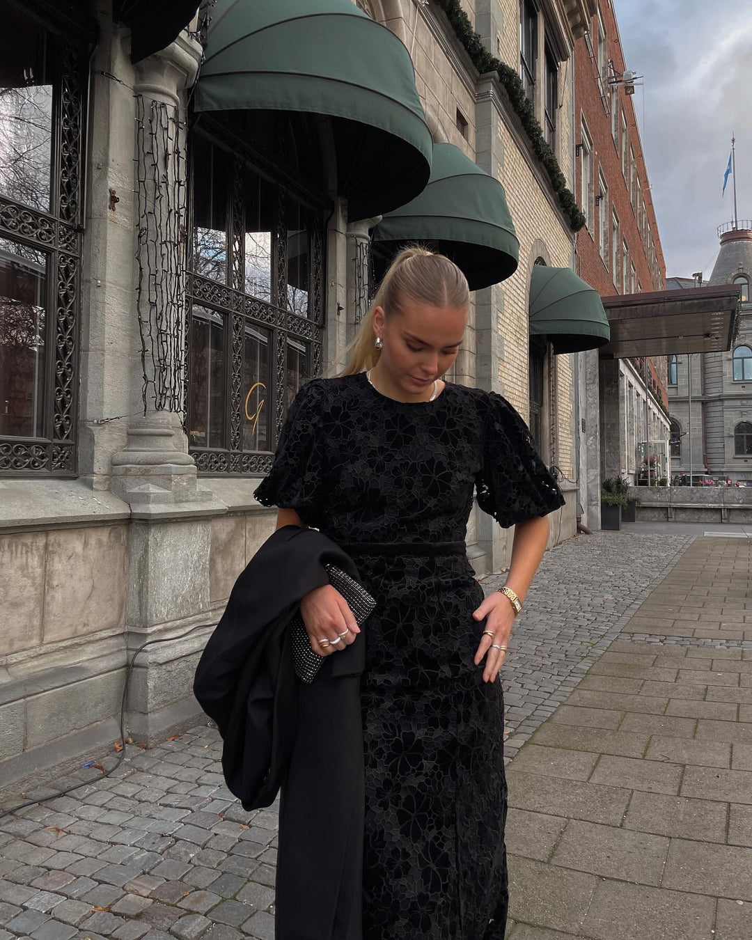 Brando: Eleganse i sort ✨ #BlackDetails 

Vi elsker denne kjolen fra Helene Studios. Med nydelige detaljer og åpen rygg 🫶🏻 Visst