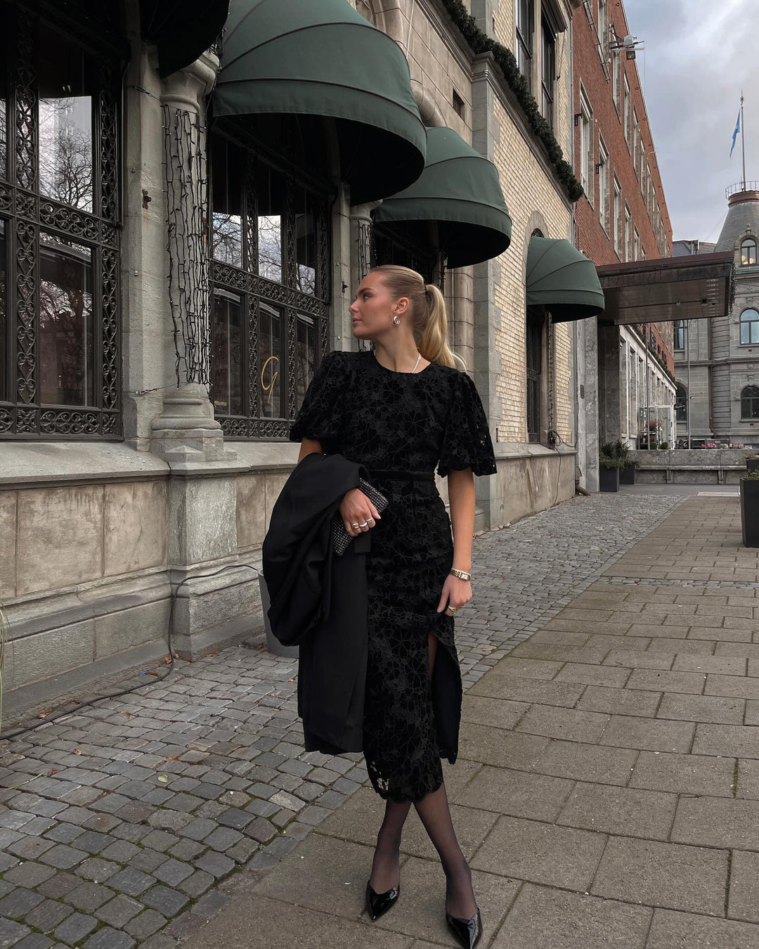 Brando: Eleganse i sort ✨ #BlackDetails 

Vi elsker denne kjolen fra Helene Studios. Med nydelige detaljer og åpen rygg 🫶🏻 Visst