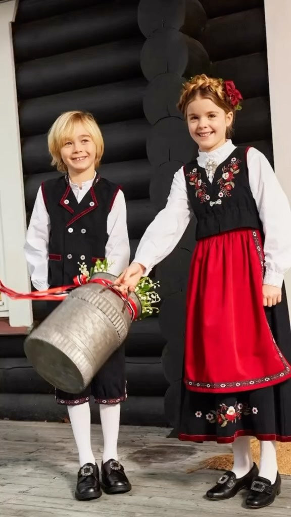 Brando Kids: Nydelige festdrakter fra Name it!🇳🇴 Vi har festdrakter og tilbehør fra str.50-152!🥰
