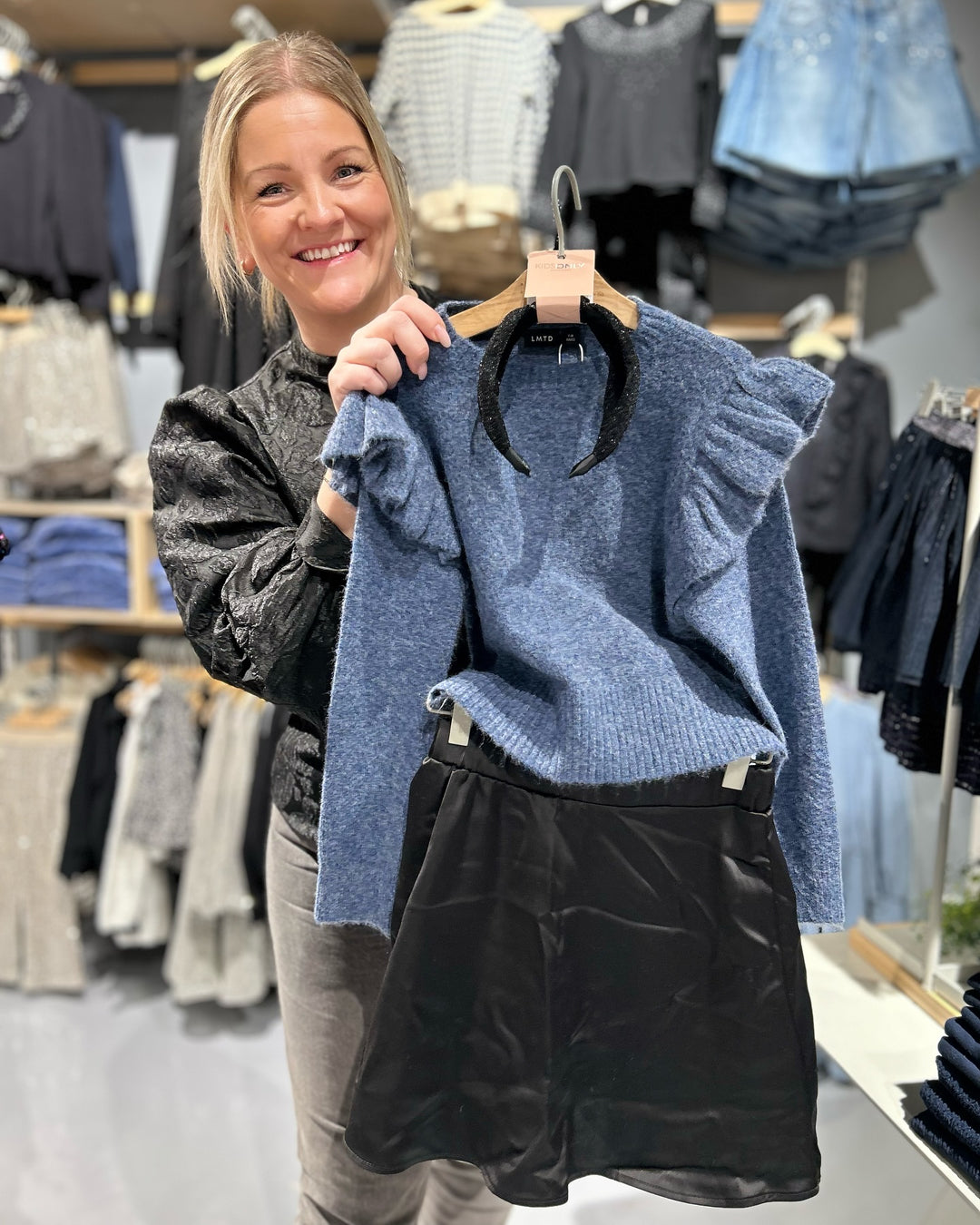 Brando Kids: Sjekk dette fine antrekket!🤩 Genser og skjørt fra LMTD i str.128-164, med skimrende hårbøyle fra Kids Only!✨