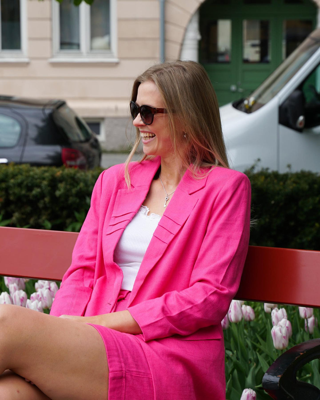 Brando: Vi elsker dette smashing rosa settet fra Y.A.S🤩💗 

Prima blazer og shorts er laget med lin som gjør at klærne er slitest