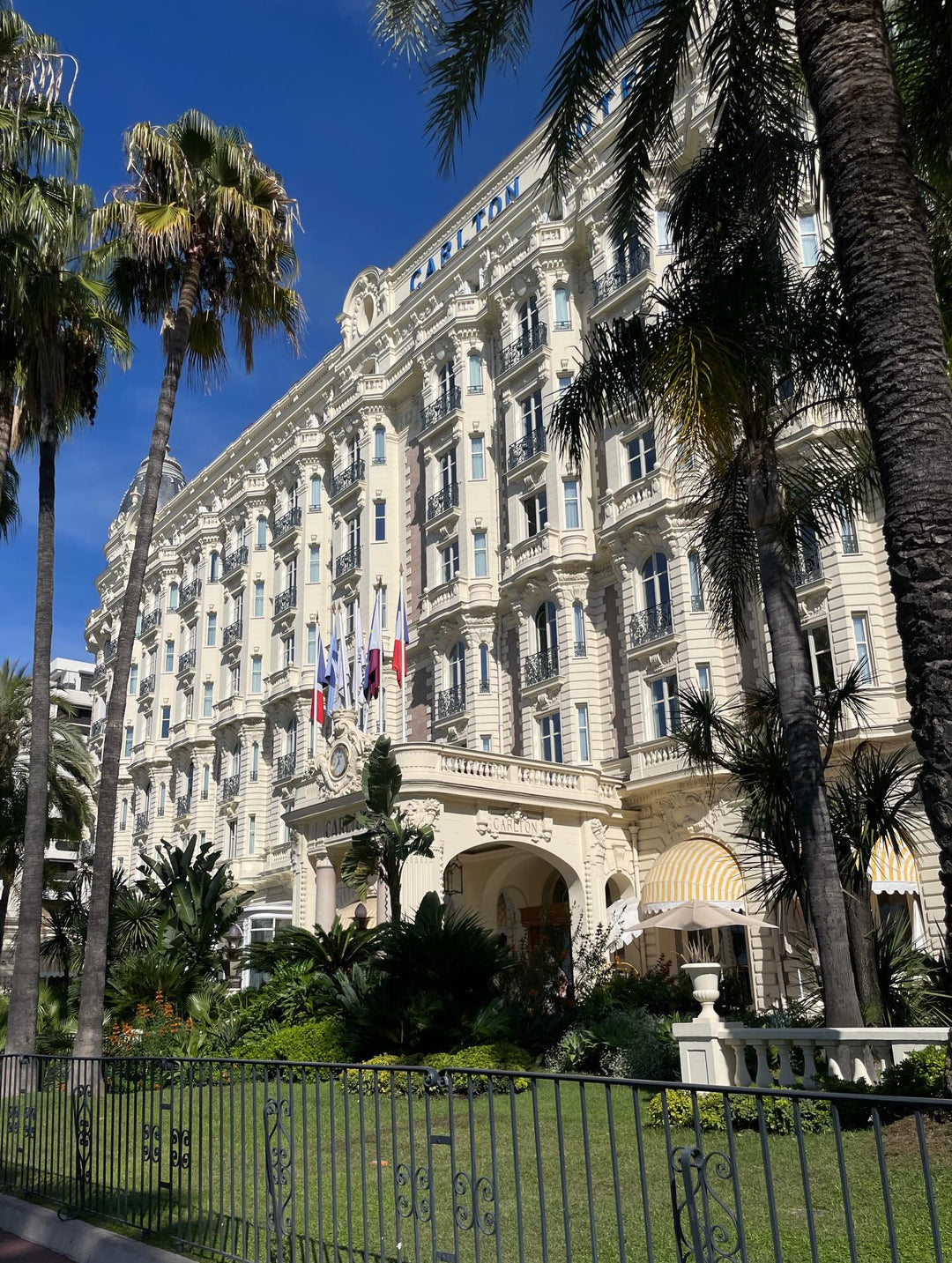 Brando: Cannes-dager vi ikke glemmer med det første 🤍🌴
#cannes #brando #helenestudios #dresses #elegance