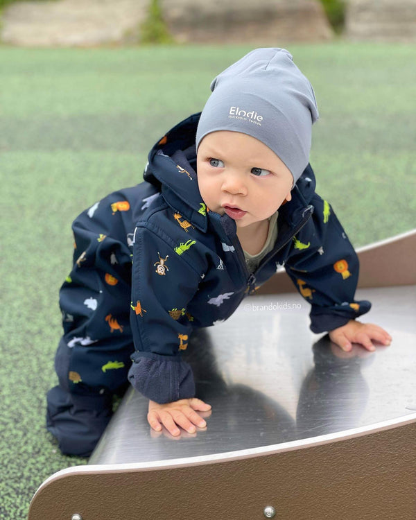 Brando Kids: Softshelldress til de minste!❤️ Sååå fornøyd med å kunne krype rundt, selv om det er vått på bakken!🌧️ Myk og lett å bev