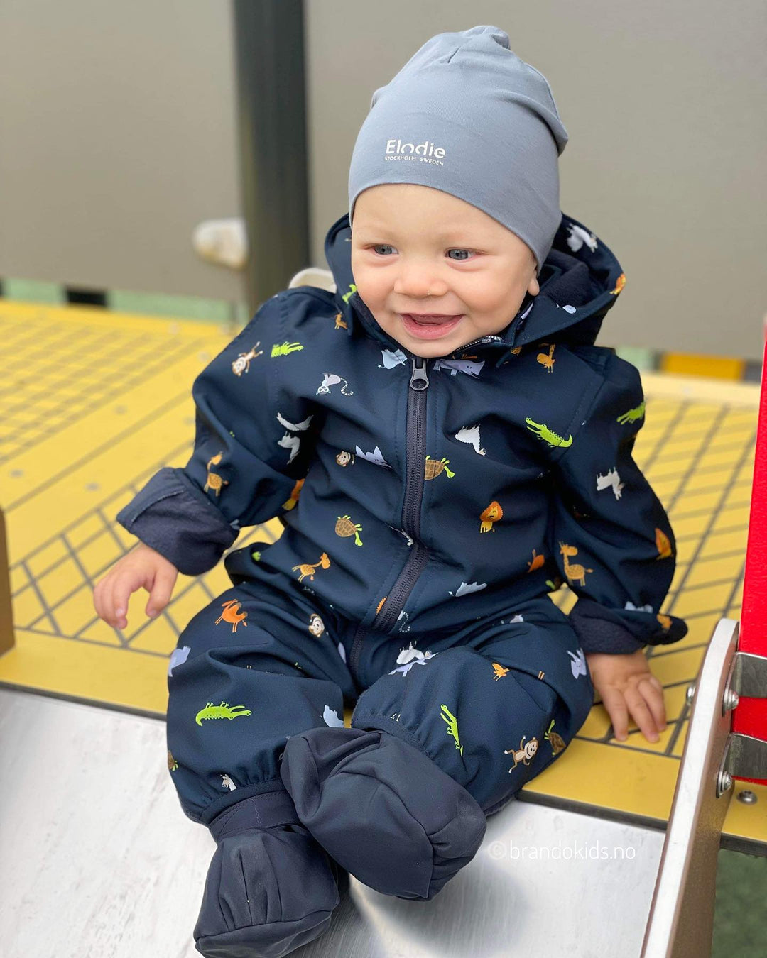 Brando Kids: Softshelldress til de minste!❤️ Sååå fornøyd med å kunne krype rundt, selv om det er vått på bakken!🌧️ Myk og lett å bev