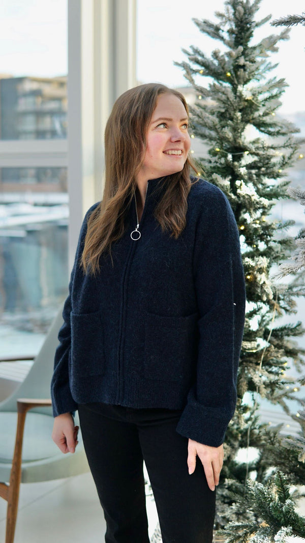 Brando: Psst!❣️Mangler du en julegave?! Sia knit cardigan inneholder 73% ull og er en av våre mest populære produkter.