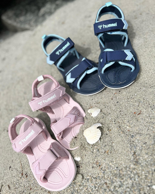 Brando Kids: Lette og komfortable sandaler fra Hummel med borrelåsfeste som kan justeres for å tilpasse fotens bredde!🤩 Perfekt til f