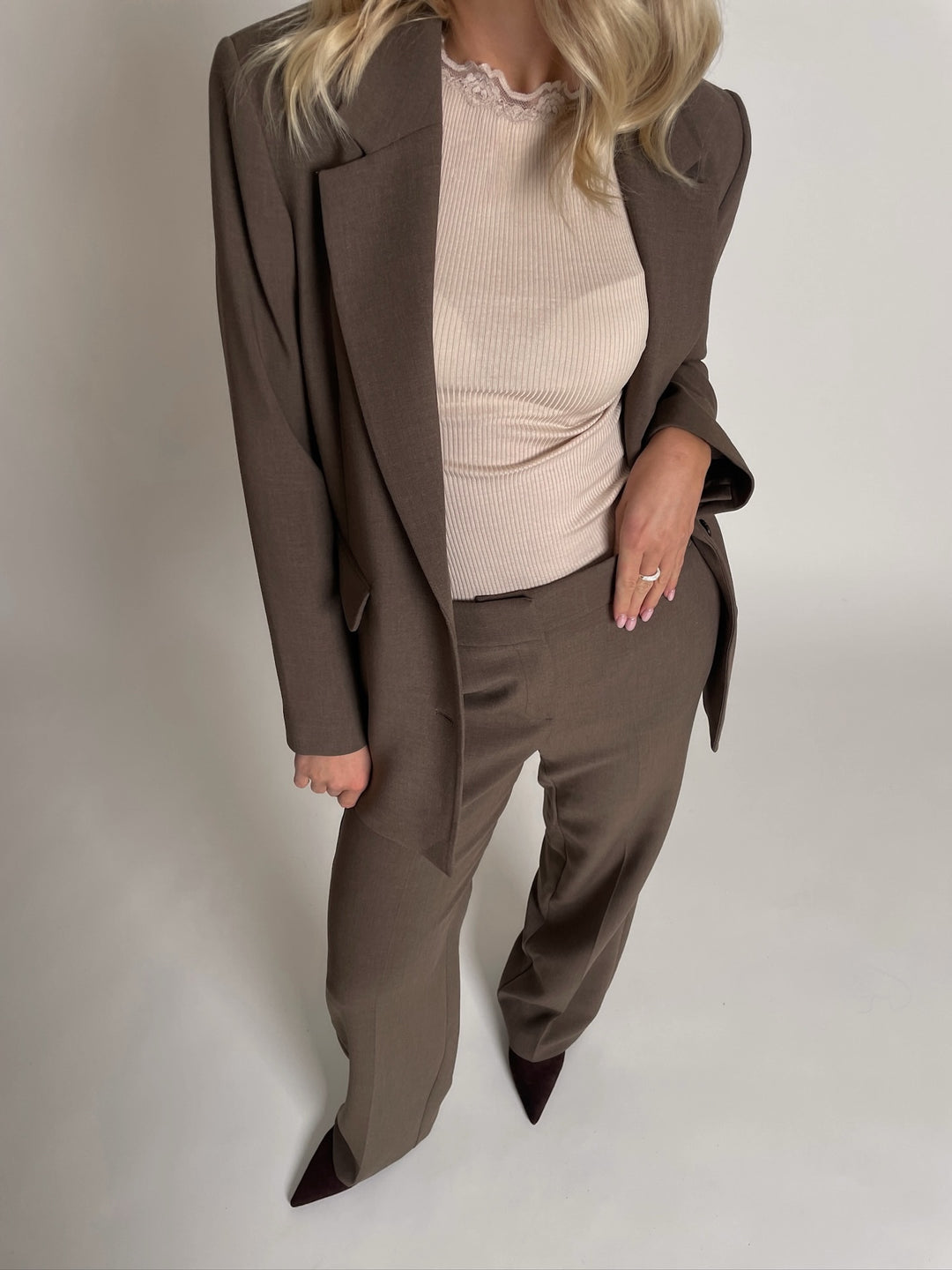 Brando: Chocolate chip🤎
Selected Rita blazer og bukse er en must i garderoben✨