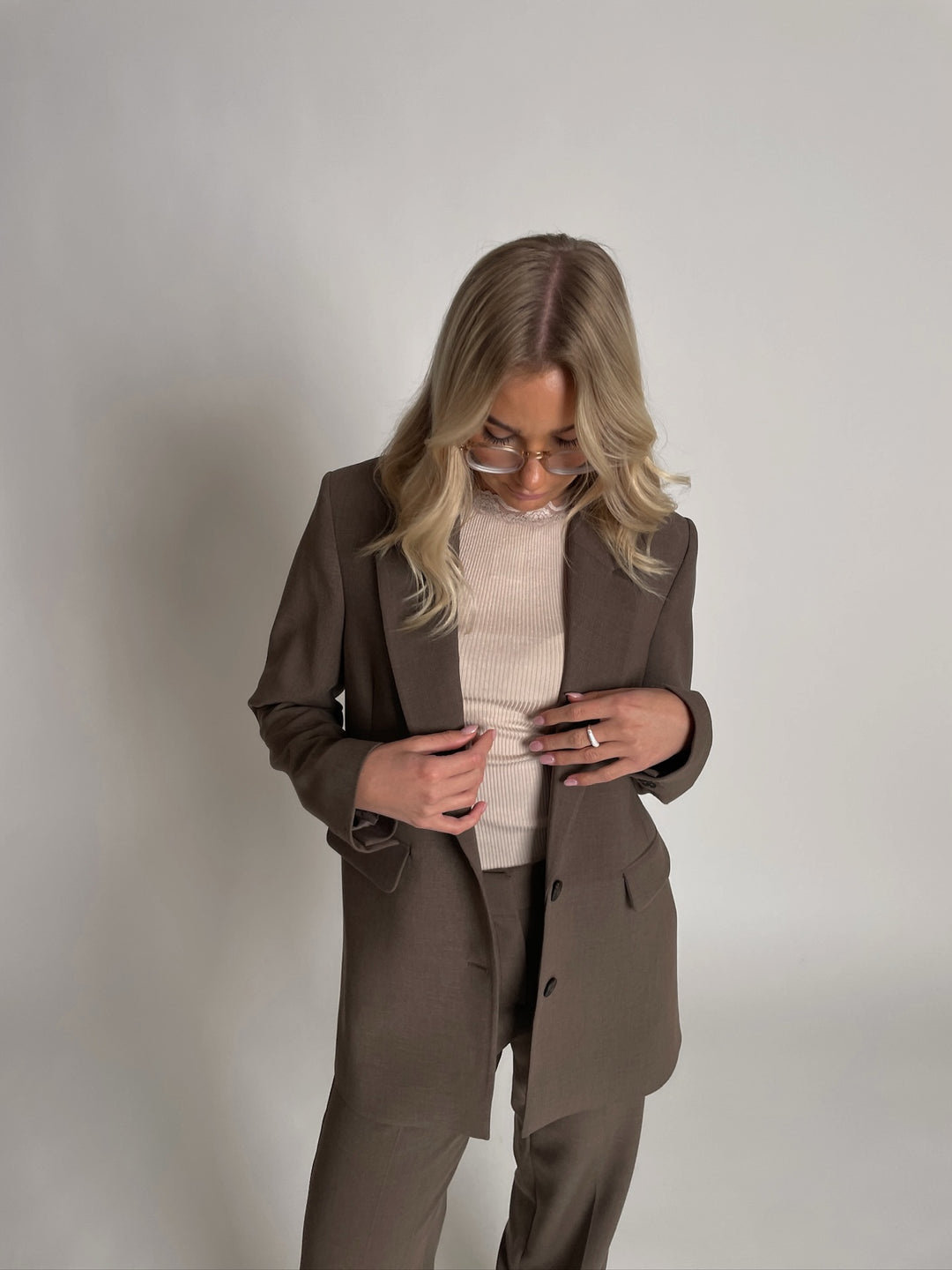 Brando: Chocolate chip🤎
Selected Rita blazer og bukse er en must i garderoben✨