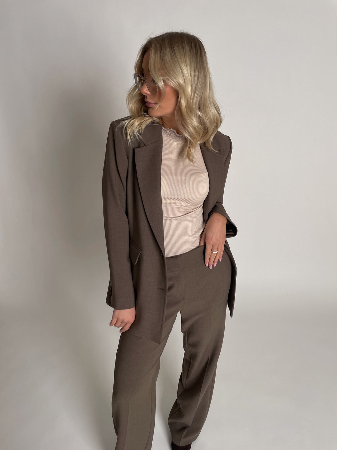 Brando: Chocolate chip🤎
Selected Rita blazer og bukse er en must i garderoben✨