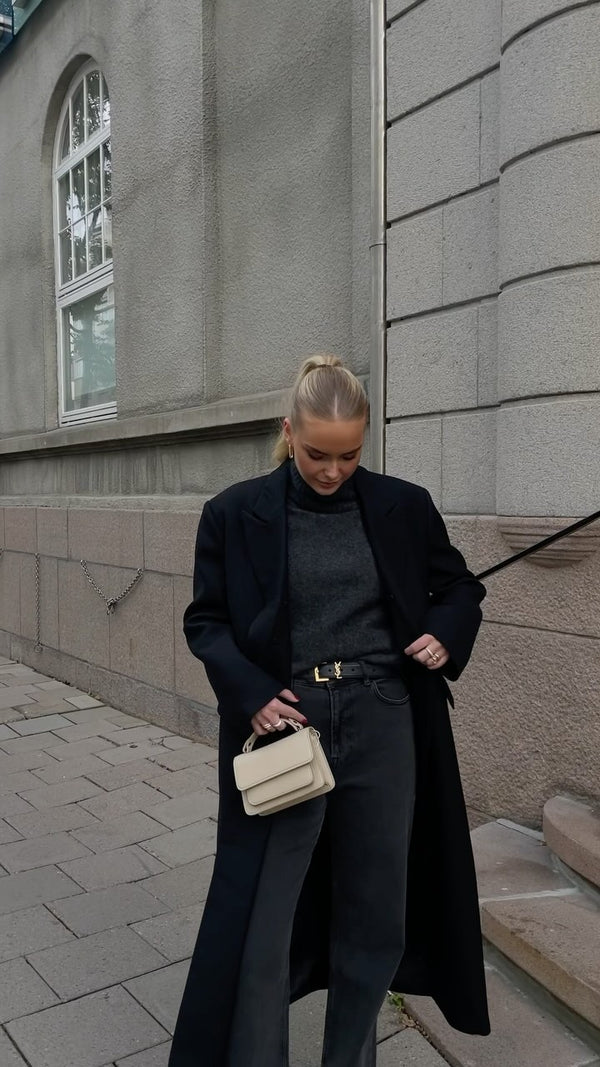 Brando: Vi 🖤 høstantrekk! Lya kåpe fra Helene Studios, Jade genser fra Six Ames og Brooke jeans fra Ivy Copenhagen 🔥