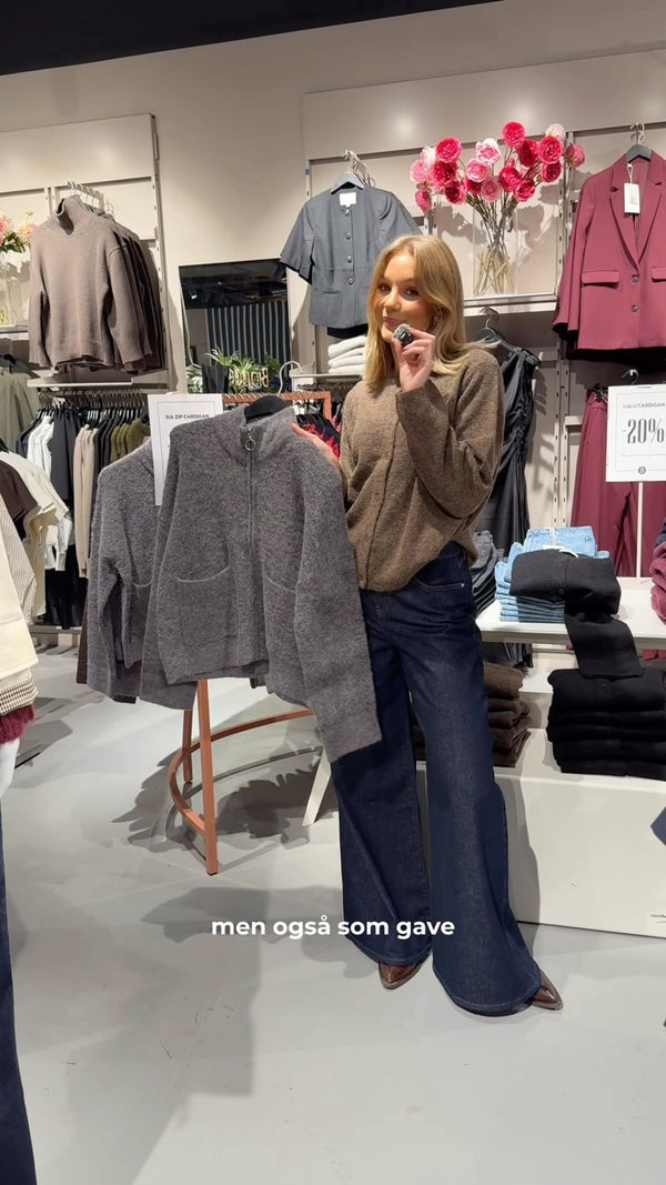 Brando: Must have strikk til 20%🐑🤍

Lulu new cardigan og Sia zip cardigan har vi i mange farger og er i deilig ullkvalitet✨

#