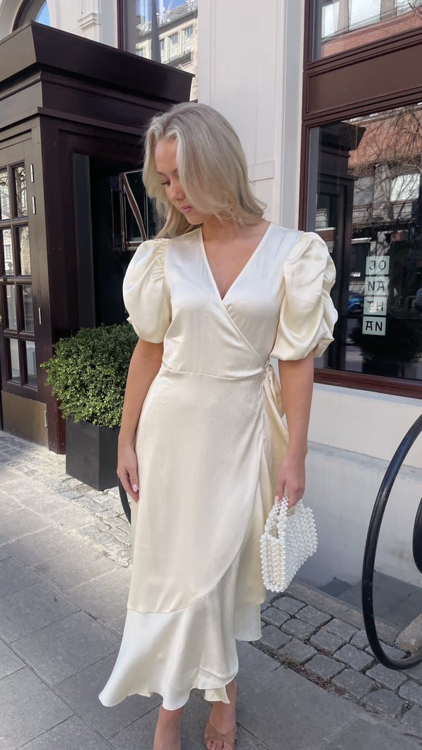 Brando: Get ready with me i Sinda kjole🌼

#getreadywithme #sindakjole #aview #trending #weddingguest