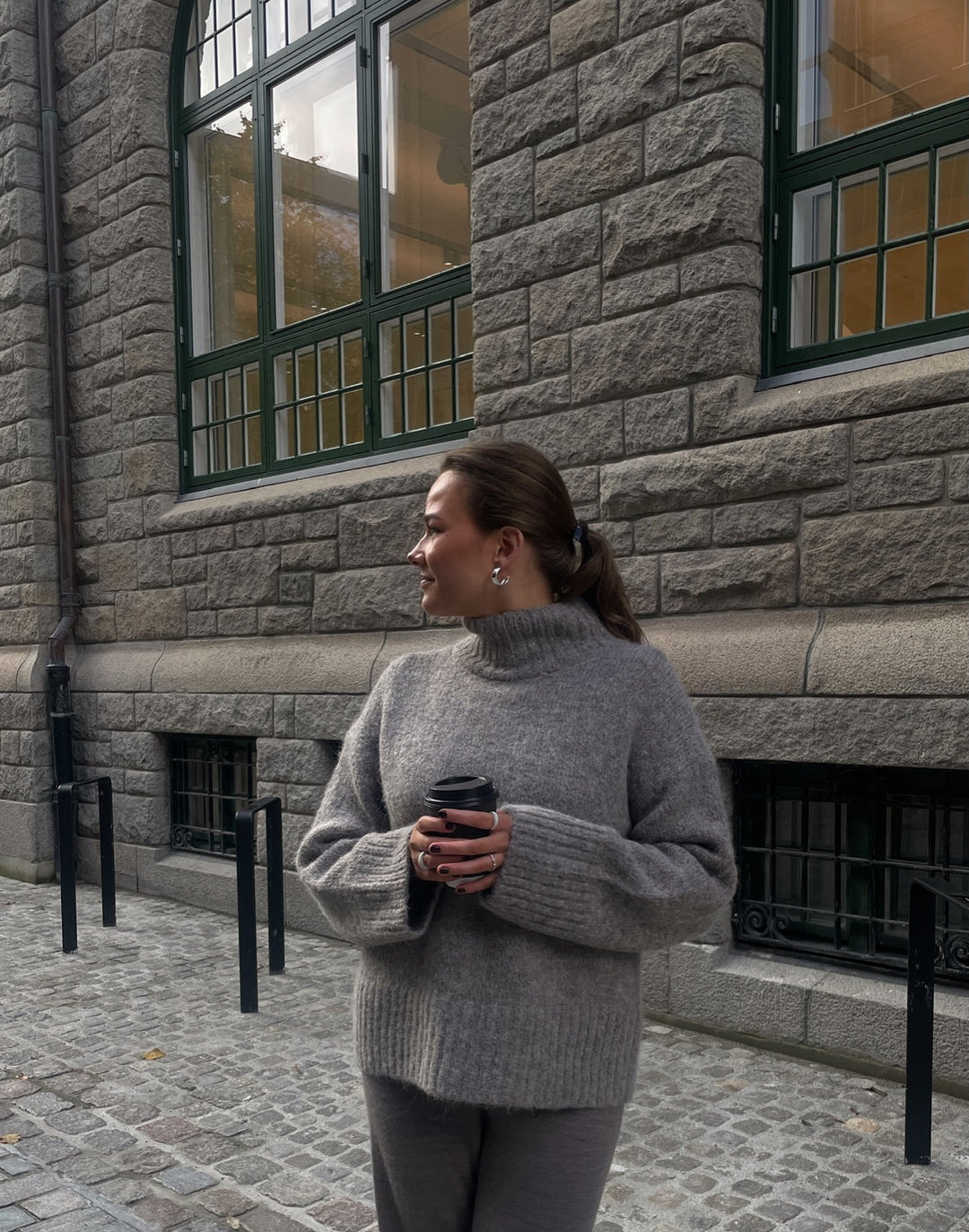 Brando: Høst = deilig strikk🩶

Gabriella fra Selected er en favoritt med masse deilig ull🫶🏼 Finnes i flere farger og modeller🙌🏼
