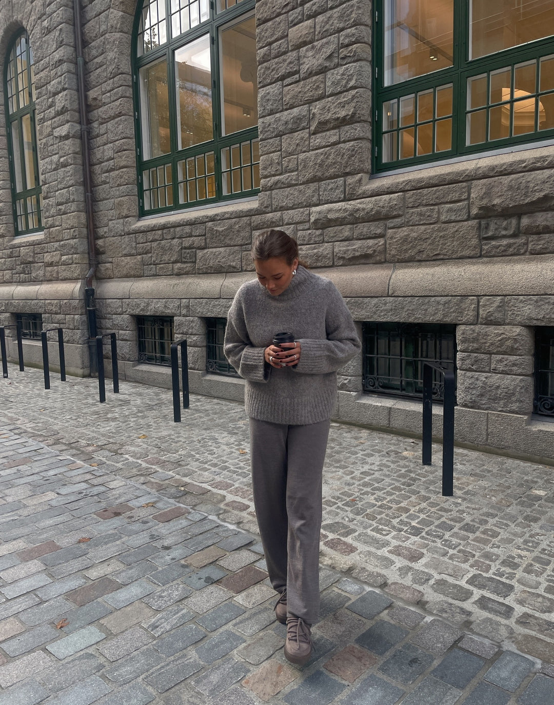 Brando: Høst = deilig strikk🩶

Gabriella fra Selected er en favoritt med masse deilig ull🫶🏼 Finnes i flere farger og modeller🙌🏼
