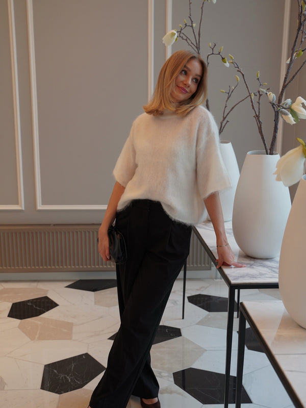 Brando: Knitwear, but make it feminine and chic☁️✨

Tilde mohair pullover fra Yas er en lekker og deilig strikk, perfekt til å p