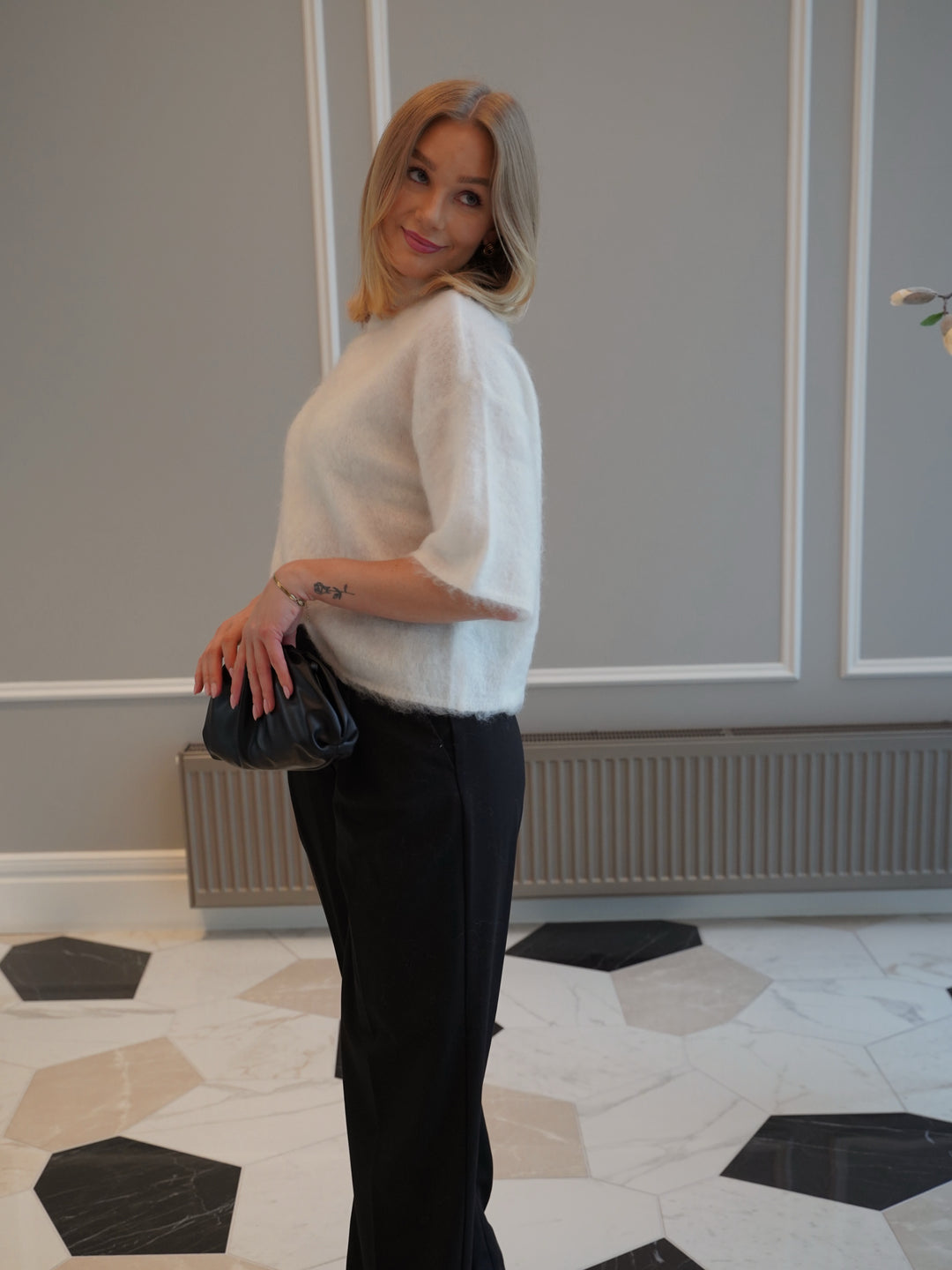 Brando: Knitwear, but make it feminine and chic☁️✨

Tilde mohair pullover fra Yas er en lekker og deilig strikk, perfekt til å p