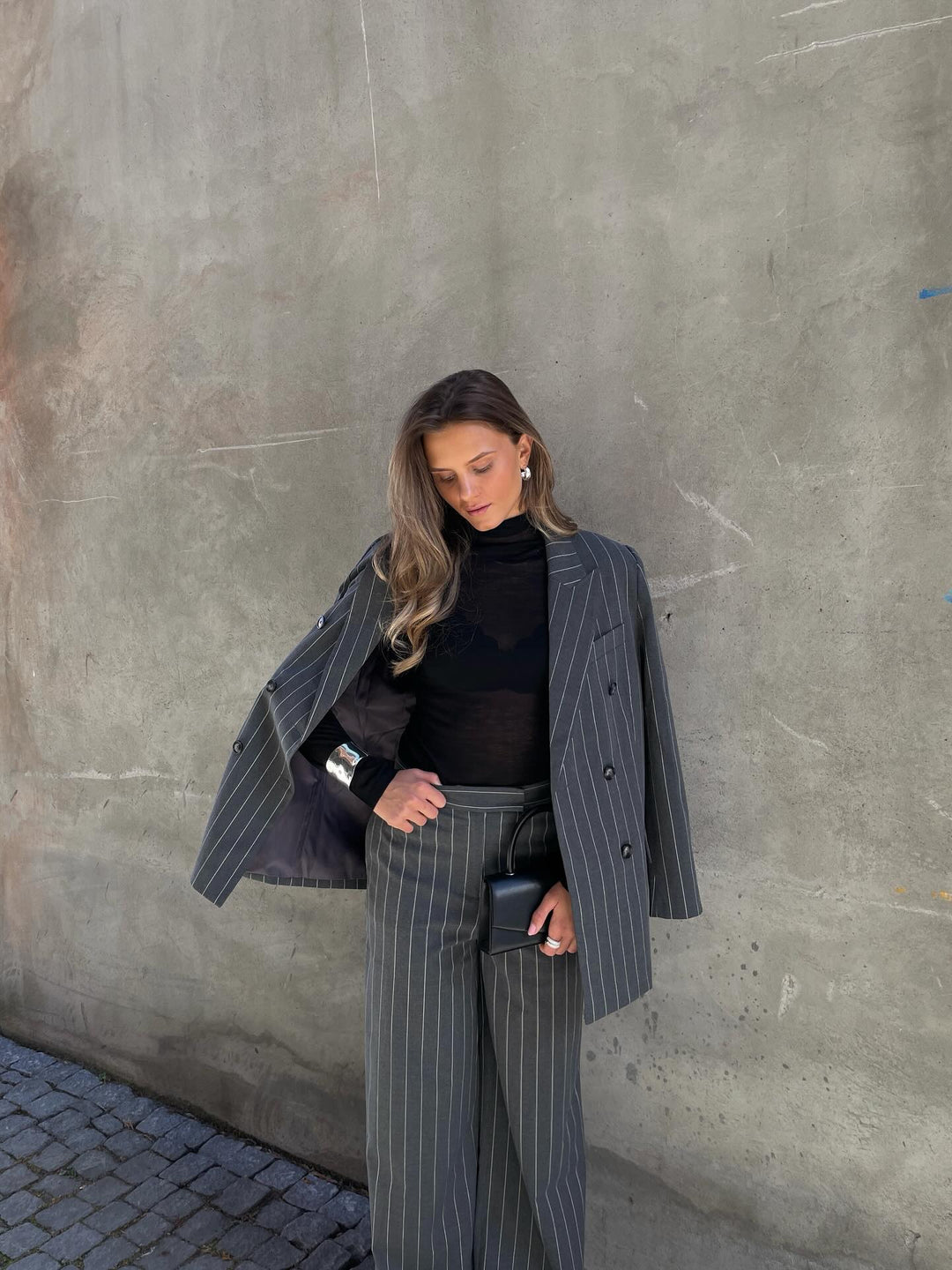 Brando: Alma-dressen i grå er like fin sammen som sett, som hver for seg. En blazer og bukse du vil bruke igjen og igjen 🤍🖤 #Hel