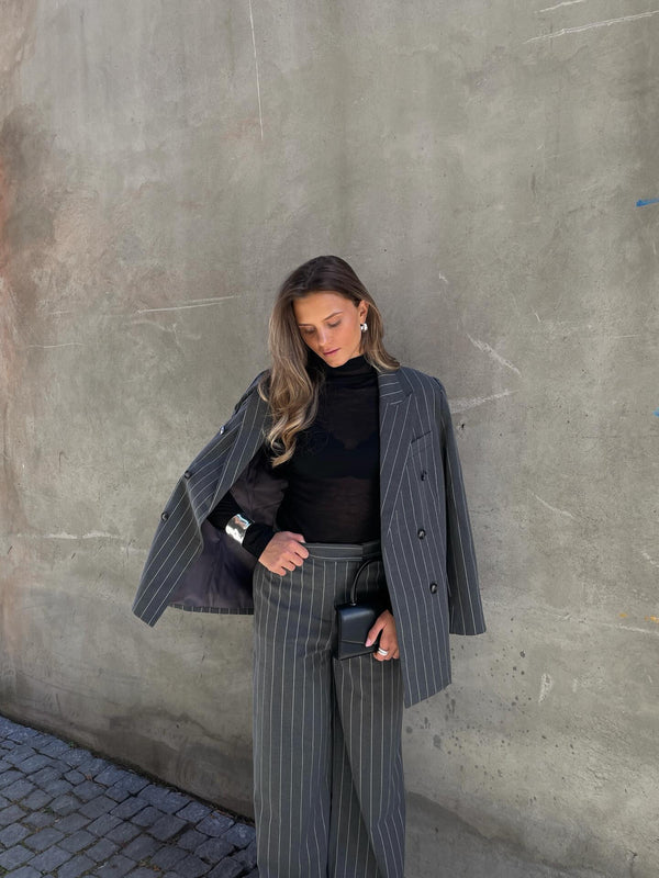 Brando: Alma-dressen i grå er like fin sammen som sett, som hver for seg. En blazer og bukse du vil bruke igjen og igjen 🤍🖤 #Hel