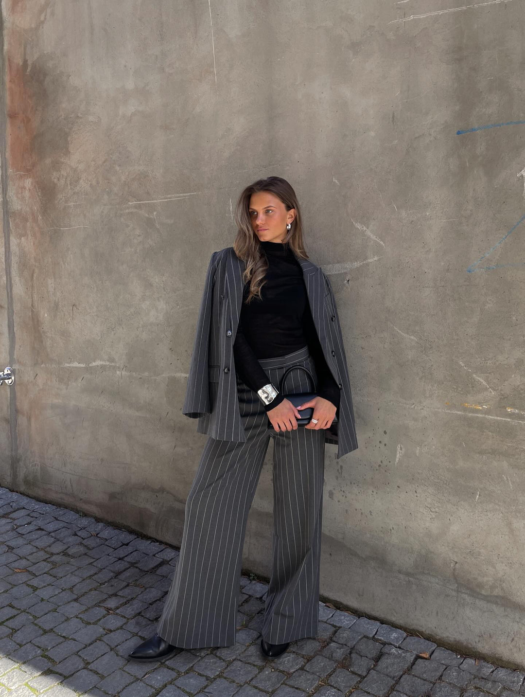 Brando: Alma-dressen i grå er like fin sammen som sett, som hver for seg. En blazer og bukse du vil bruke igjen og igjen 🤍🖤 #Hel