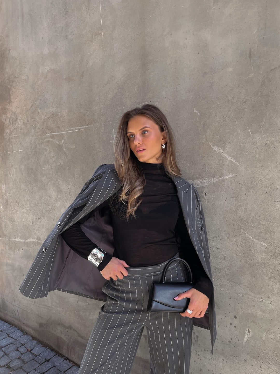 Brando: Alma-dressen i grå er like fin sammen som sett, som hver for seg. En blazer og bukse du vil bruke igjen og igjen 🤍🖤 #Hel