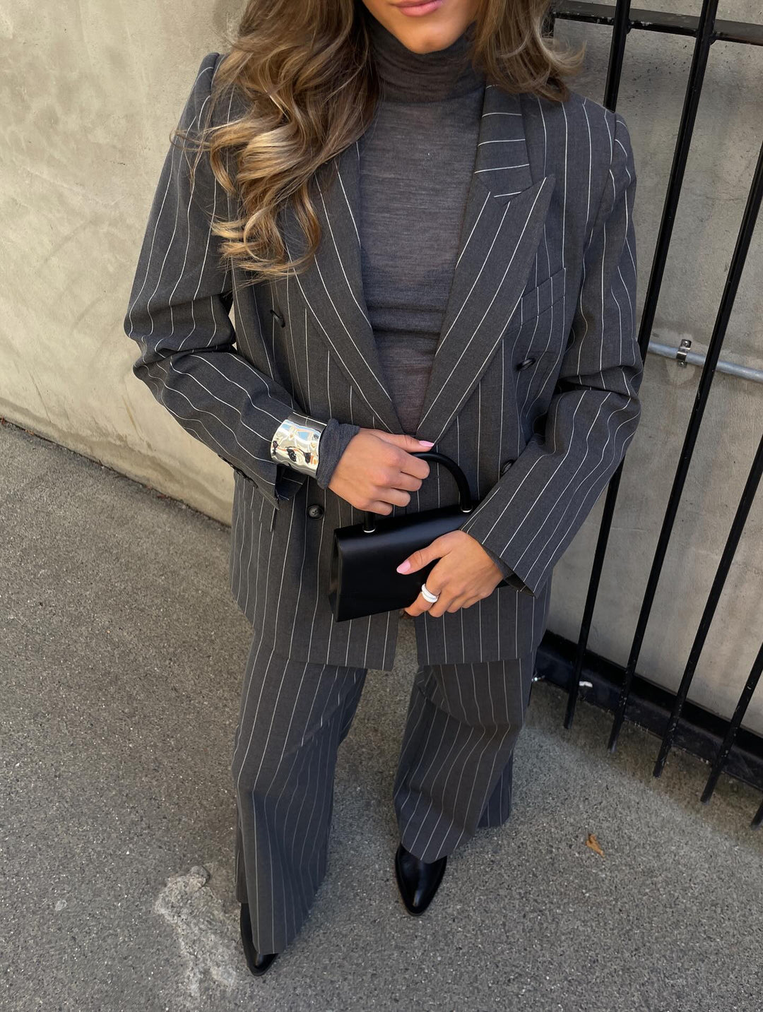 Brando: Alma-dressen i grå er like fin sammen som sett, som hver for seg. En blazer og bukse du vil bruke igjen og igjen 🤍🖤 #Hel