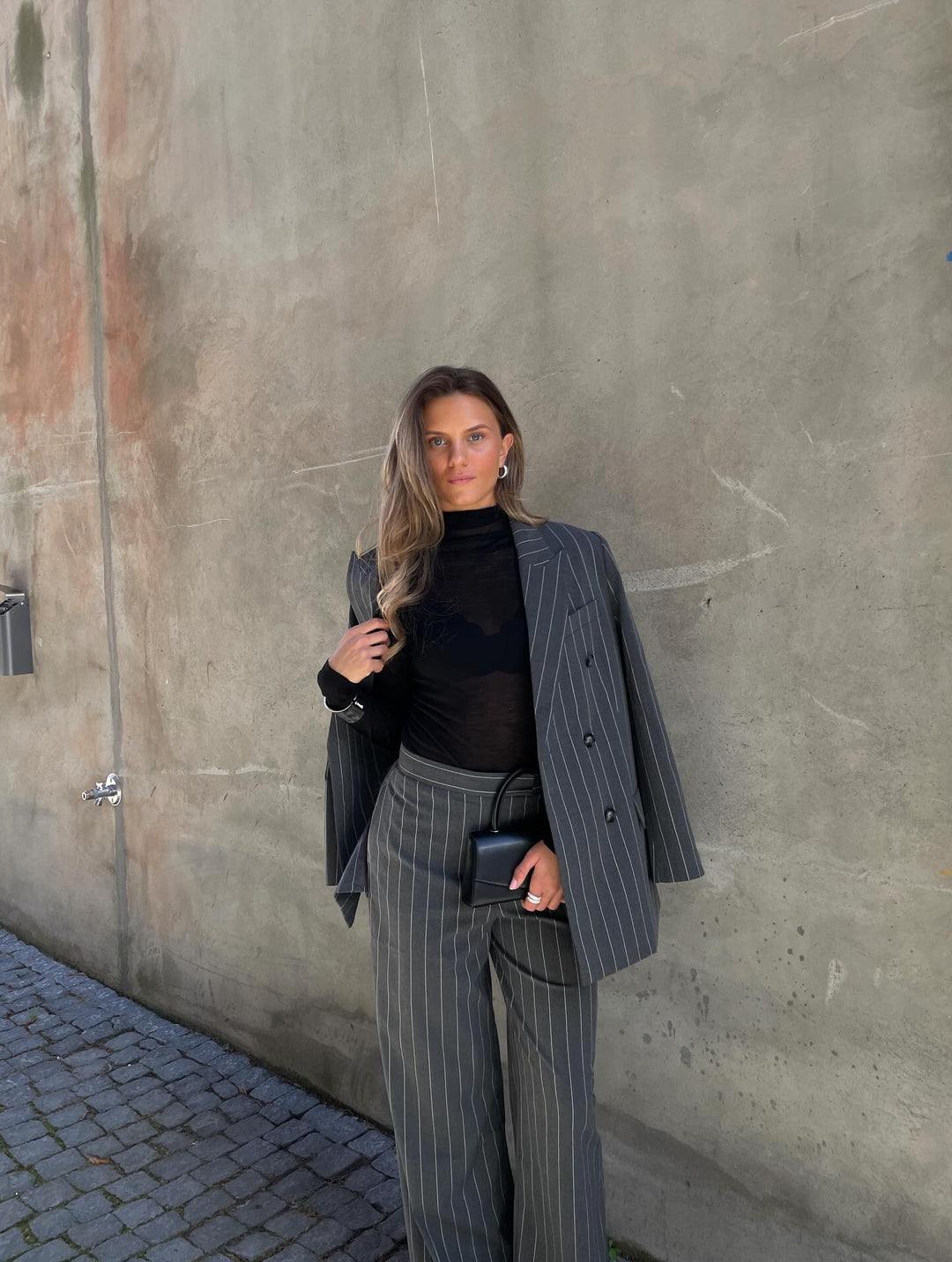 Brando: Alma-dressen i grå er like fin sammen som sett, som hver for seg. En blazer og bukse du vil bruke igjen og igjen 🤍🖤 #Hel