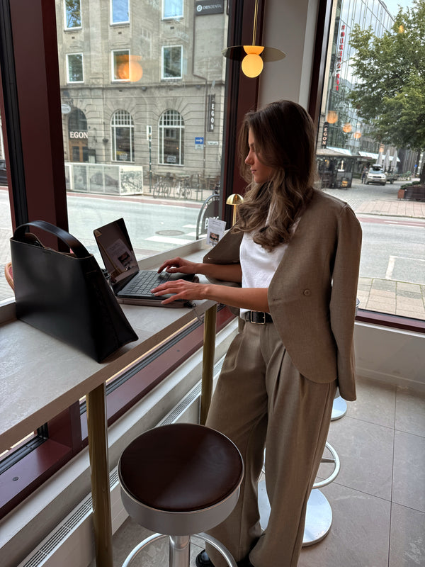Brando: The perfect suit🍂

Vi elsker Diane blazer og Viole bukse fra Mbym🤎

#mbym #suitup #perfectsuit #trending #brandono