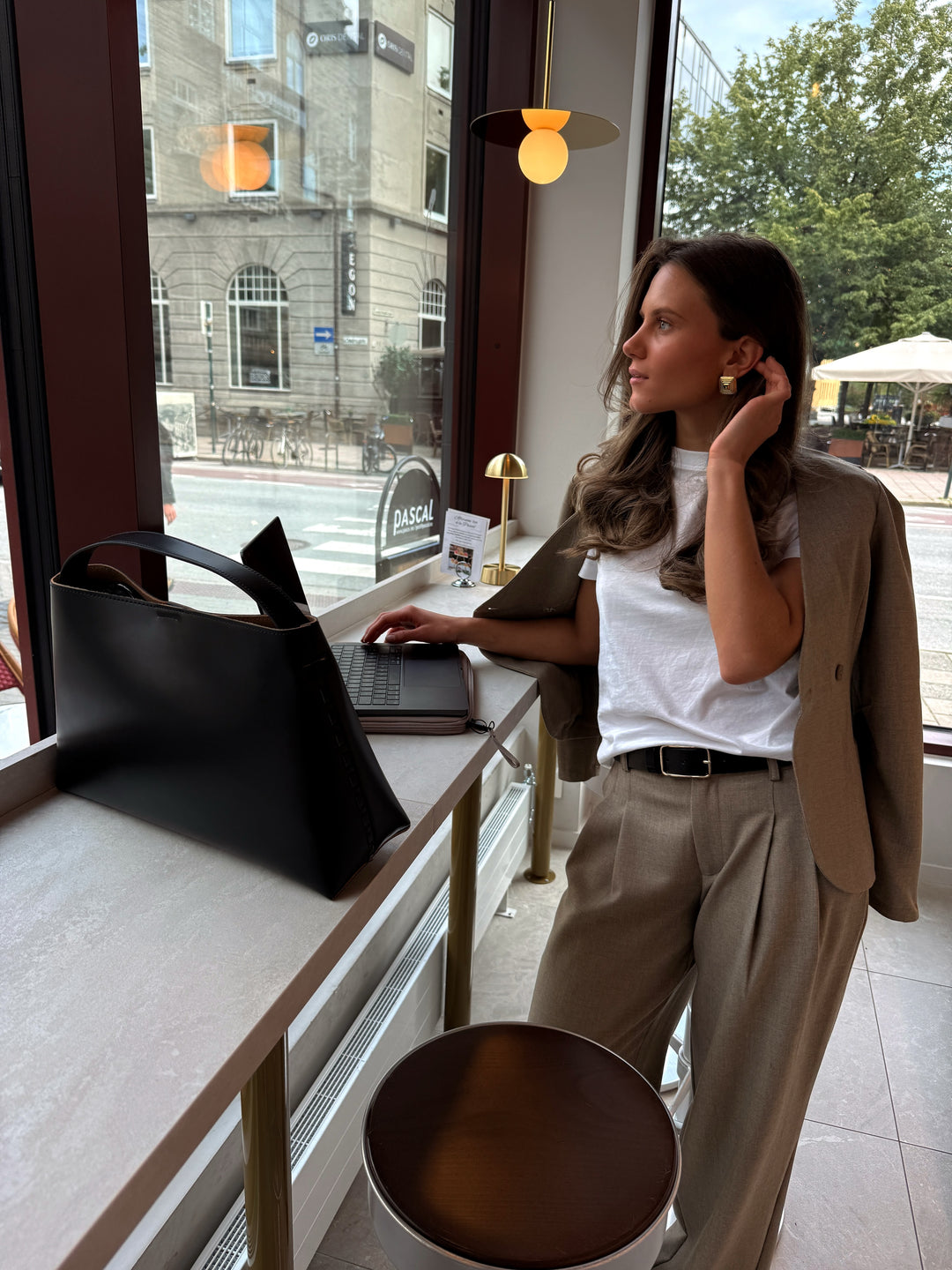 Brando: The perfect suit🍂

Vi elsker Diane blazer og Viole bukse fra Mbym🤎

#mbym #suitup #perfectsuit #trending #brandono