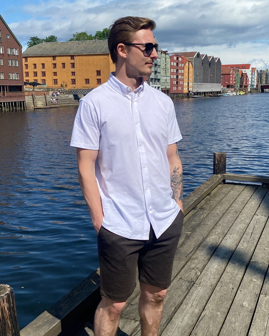 Brando: Når man kan bytte ut ytterjakka med solbriller! 🕶☀

Sjekk ut denne fine og klassiske skjorte og shorts - kombiasjonen fr