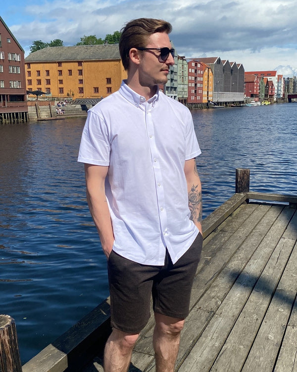 Brando: Når man kan bytte ut ytterjakka med solbriller! 🕶☀

Sjekk ut denne fine og klassiske skjorte og shorts - kombiasjonen fr