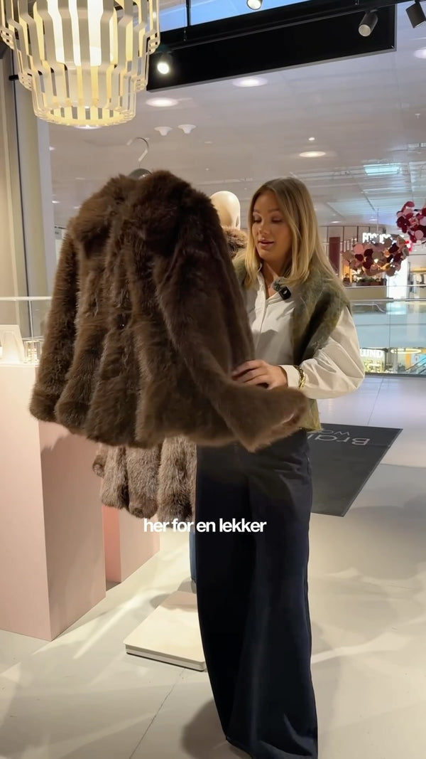 Brando: Vi har fått inn høstjakkene fra Clermonte🥹🤎

Fauxfur jakke, PU jakke og Ullkåpe med skjerf✨

#fauxfur #woolcoat #clerm